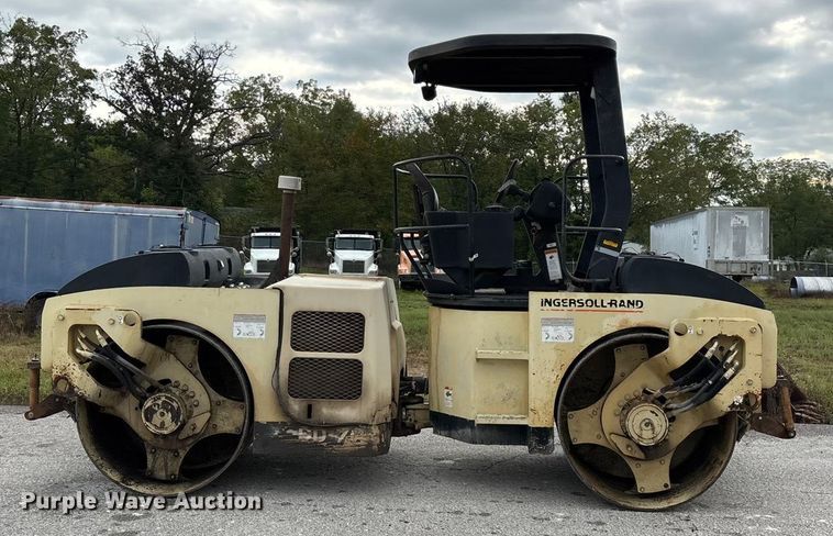 image for item EN5620 1999 Ingersoll Rand DD-70 double drum vibratory roller