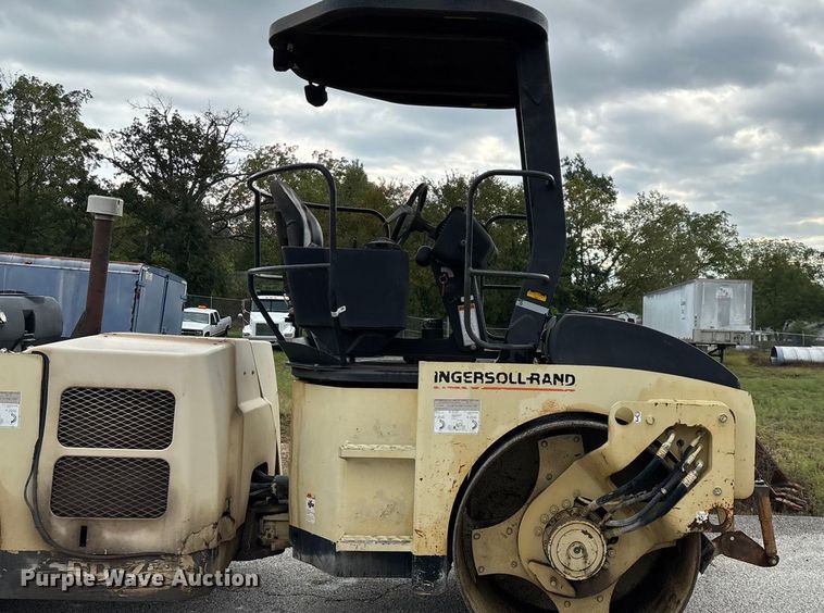 image for item EN5620 1999 Ingersoll Rand DD-70 double drum vibratory roller