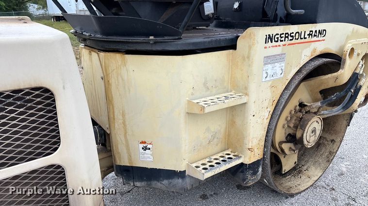 image for item EN5620 1999 Ingersoll Rand DD-70 double drum vibratory roller