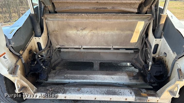 image for item EN5886 2014 Elgin Pelican Series NP street sweeper