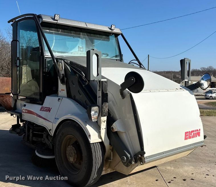 image for item EN5886 2014 Elgin Pelican Series NP street sweeper