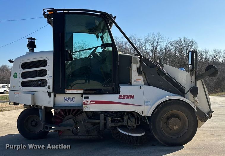 image for item EN5886 2014 Elgin Pelican Series NP street sweeper