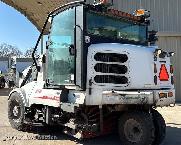 image for item EN5886 2014 Elgin Pelican Series NP street sweeper