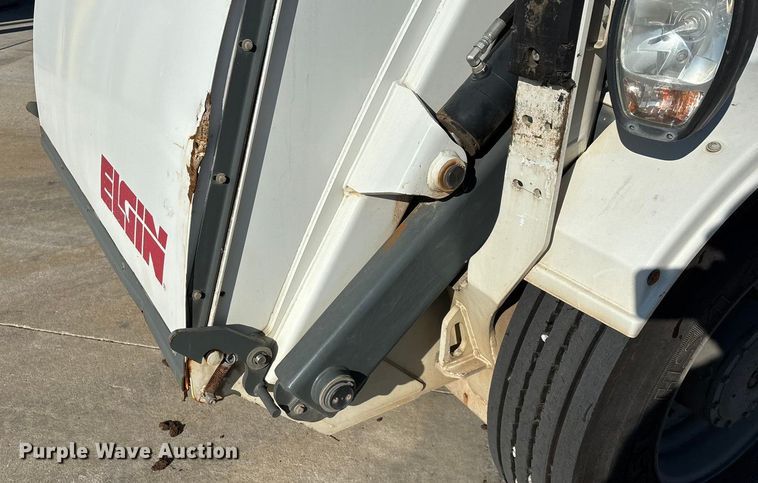 image for item EN5886 2014 Elgin Pelican Series NP street sweeper