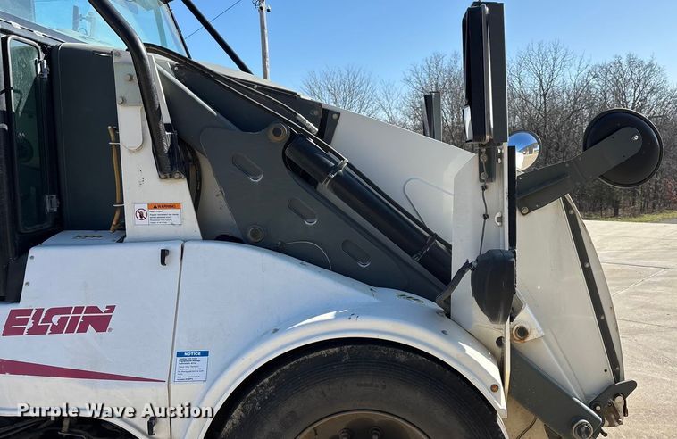 image for item EN5886 2014 Elgin Pelican Series NP street sweeper