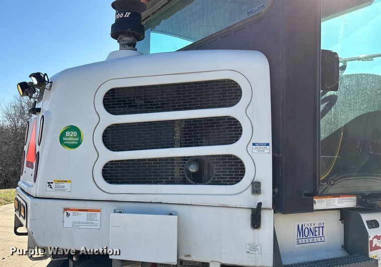 image for item EN5886 2014 Elgin Pelican Series NP street sweeper