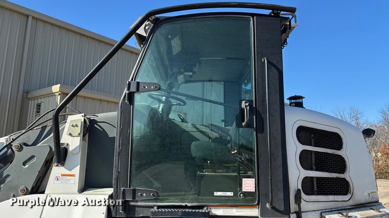 image for item EN5886 2014 Elgin Pelican Series NP street sweeper