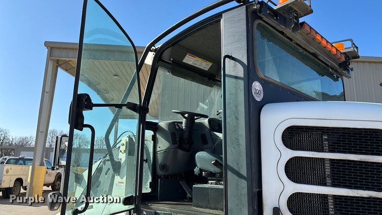 image for item EN5886 2014 Elgin Pelican Series NP street sweeper