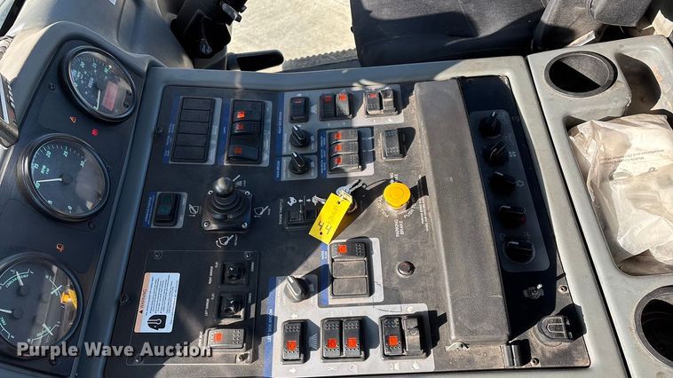 image for item EN5886 2014 Elgin Pelican Series NP street sweeper