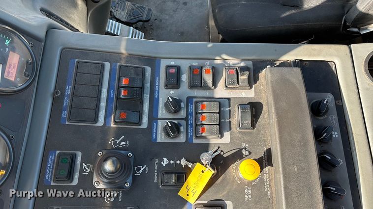 image for item EN5886 2014 Elgin Pelican Series NP street sweeper