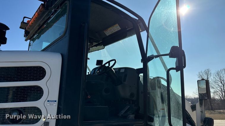 image for item EN5886 2014 Elgin Pelican Series NP street sweeper