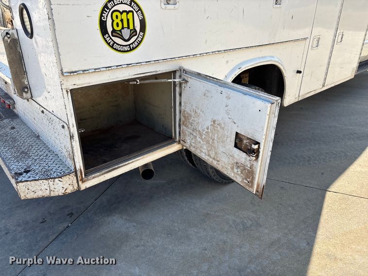 image for item EN5887 2005 Ford F450 utility / service truck