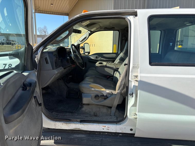 image for item EN5887 2005 Ford F450 utility / service truck