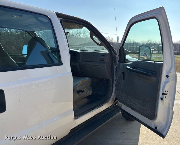 image for item EN5887 2005 Ford F450 utility / service truck