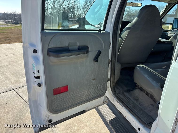 image for item EN5887 2005 Ford F450 utility / service truck