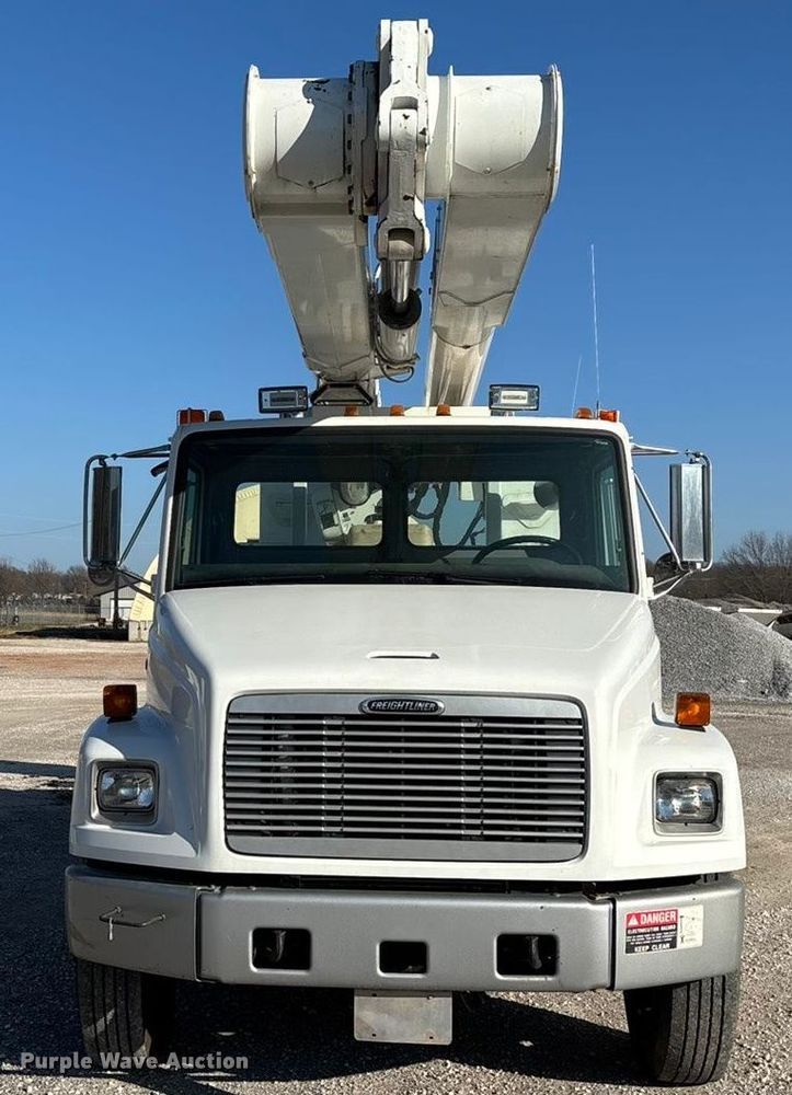 image for item EN5889 1999 Freightliner FL70 bucket truck