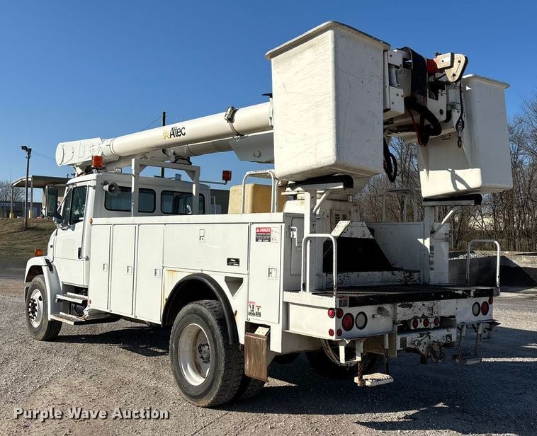 image for item EN5889 1999 Freightliner FL70 bucket truck