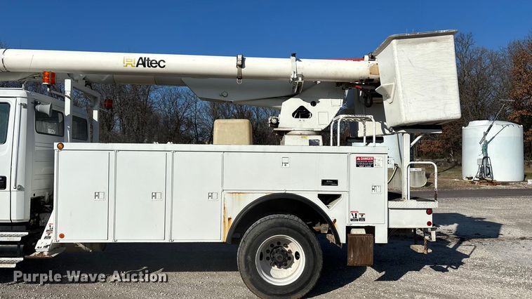 image for item EN5889 1999 Freightliner FL70 bucket truck
