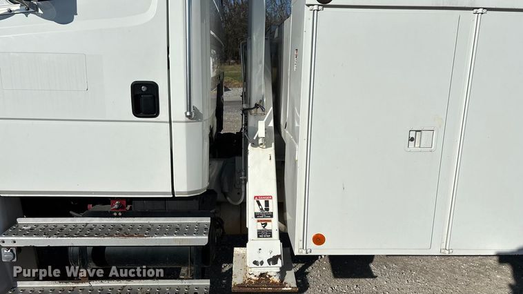 image for item EN5889 1999 Freightliner FL70 bucket truck