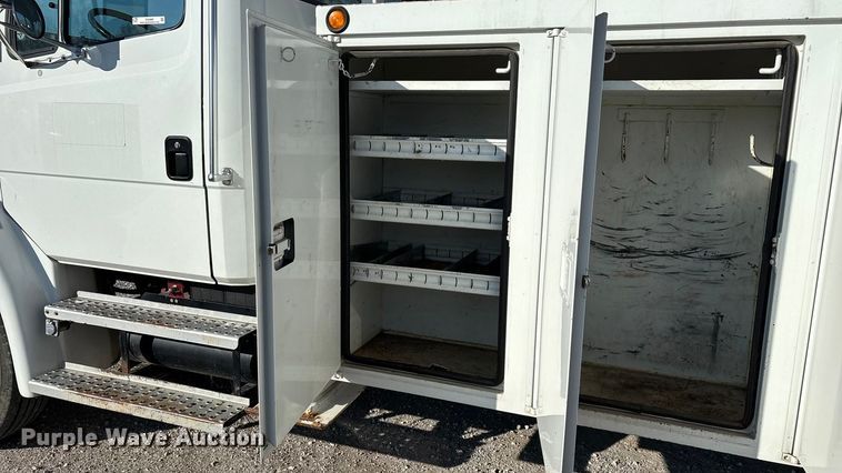 image for item EN5889 1999 Freightliner FL70 bucket truck