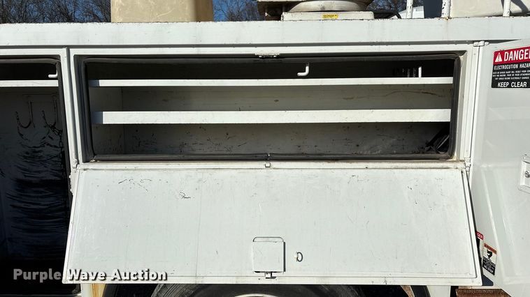 image for item EN5889 1999 Freightliner FL70 bucket truck