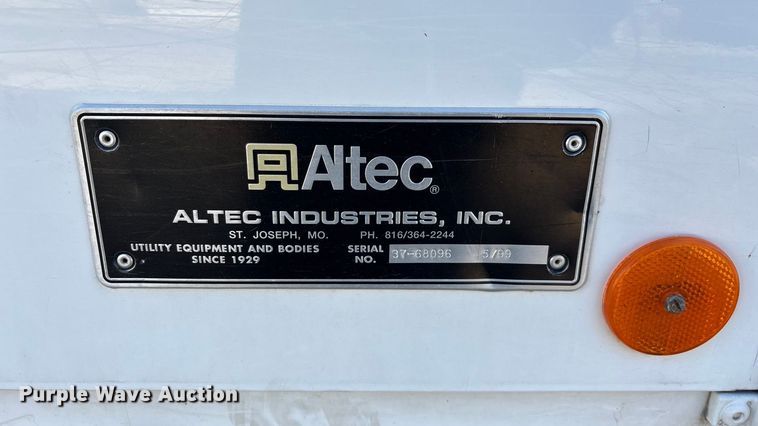 image for item EN5889 1999 Freightliner FL70 bucket truck