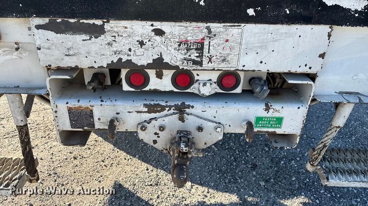 image for item EN5889 1999 Freightliner FL70 bucket truck