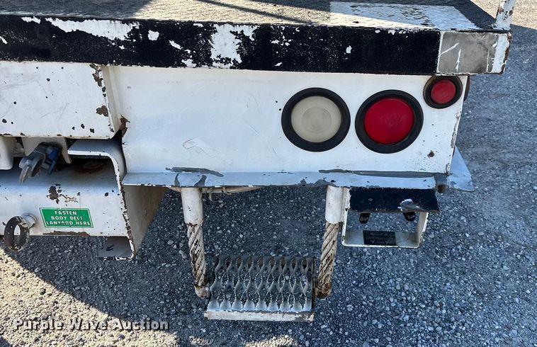 image for item EN5889 1999 Freightliner FL70 bucket truck