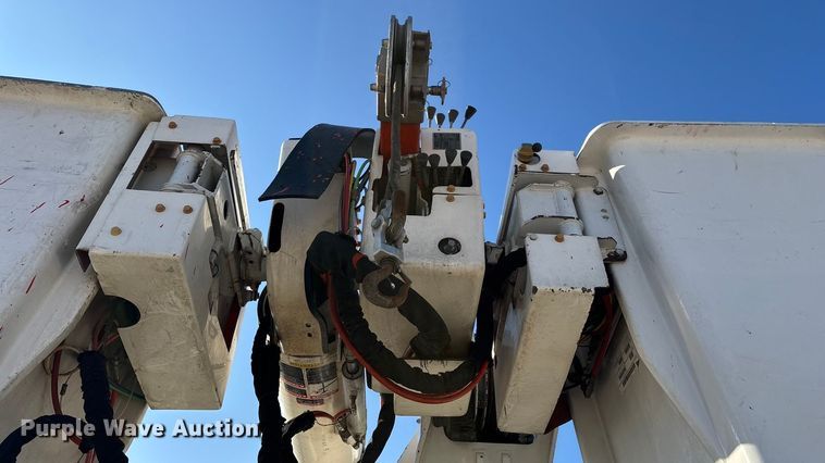 image for item EN5889 1999 Freightliner FL70 bucket truck