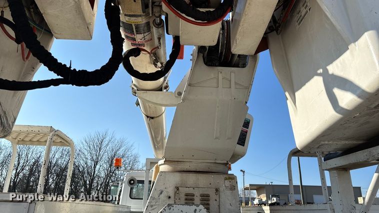 image for item EN5889 1999 Freightliner FL70 bucket truck