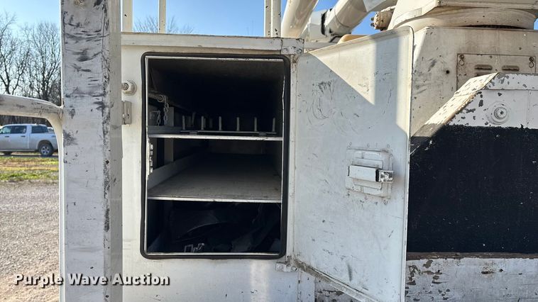 image for item EN5889 1999 Freightliner FL70 bucket truck