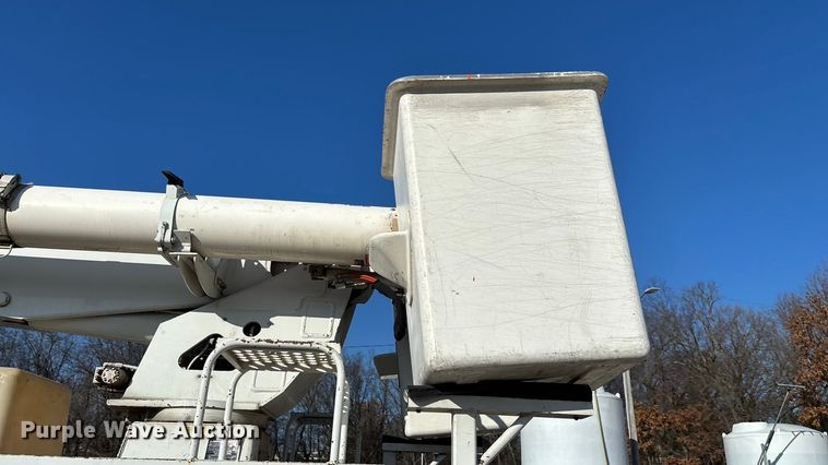 image for item EN5889 1999 Freightliner FL70 bucket truck