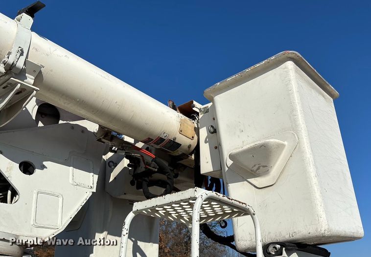 image for item EN5889 1999 Freightliner FL70 bucket truck