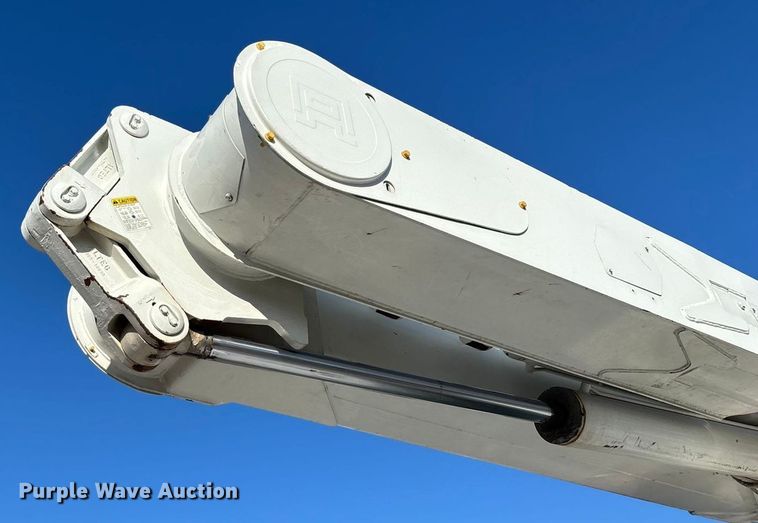 image for item EN5889 1999 Freightliner FL70 bucket truck