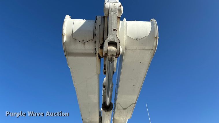 image for item EN5889 1999 Freightliner FL70 bucket truck