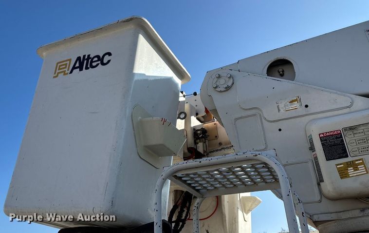 image for item EN5889 1999 Freightliner FL70 bucket truck