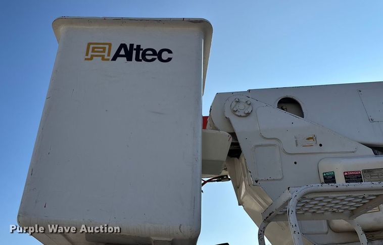 image for item EN5889 1999 Freightliner FL70 bucket truck