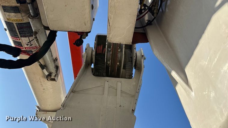 image for item EN5889 1999 Freightliner FL70 bucket truck