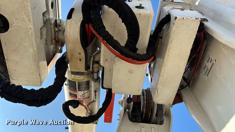 image for item EN5889 1999 Freightliner FL70 bucket truck