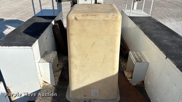 image for item EN5889 1999 Freightliner FL70 bucket truck