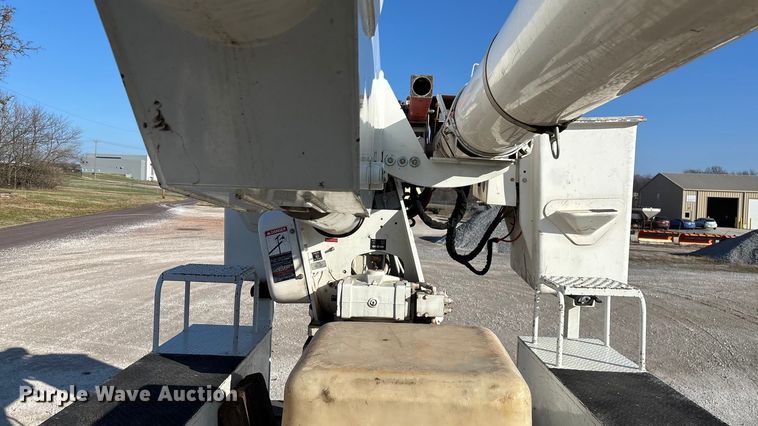 image for item EN5889 1999 Freightliner FL70 bucket truck