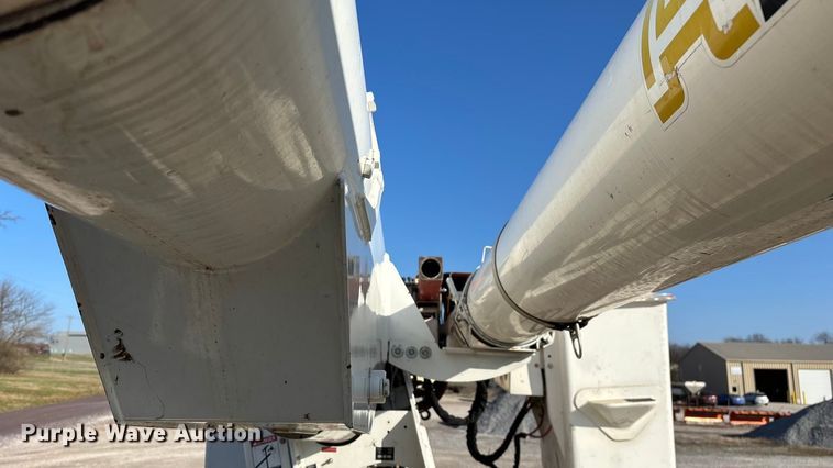 image for item EN5889 1999 Freightliner FL70 bucket truck