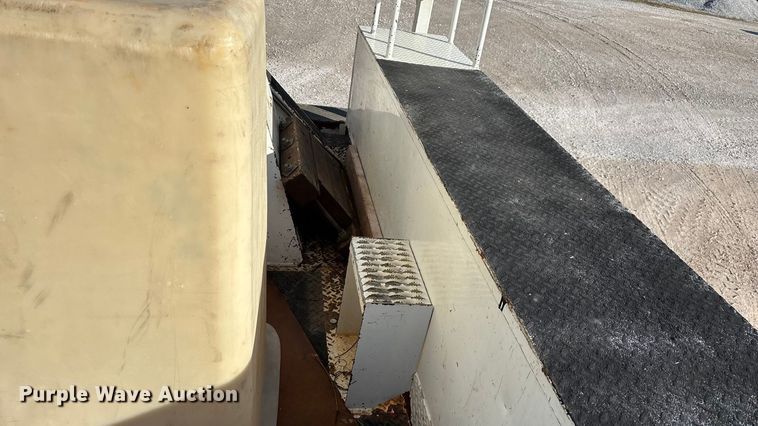 image for item EN5889 1999 Freightliner FL70 bucket truck