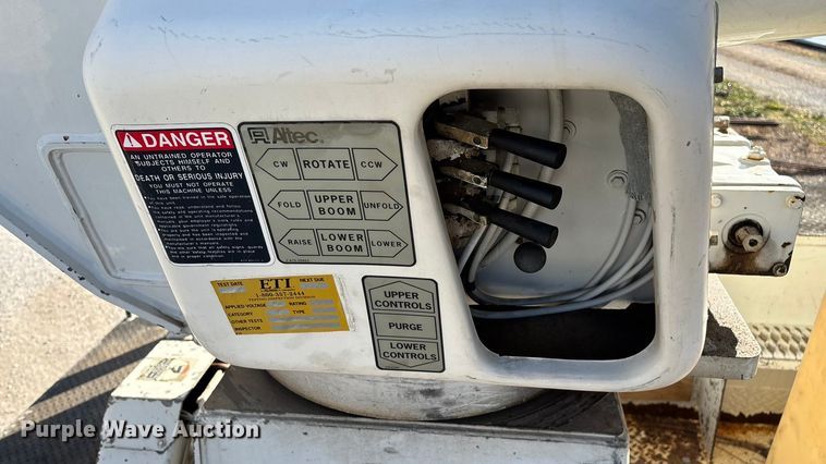 image for item EN5889 1999 Freightliner FL70 bucket truck