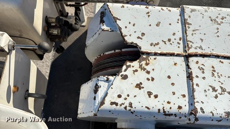 image for item EN5889 1999 Freightliner FL70 bucket truck