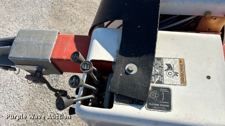 image for item EN5889 1999 Freightliner FL70 bucket truck