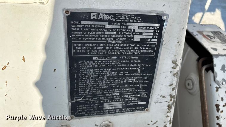 image for item EN5889 1999 Freightliner FL70 bucket truck