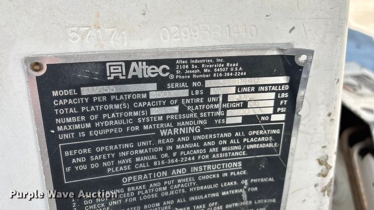 image for item EN5889 1999 Freightliner FL70 bucket truck