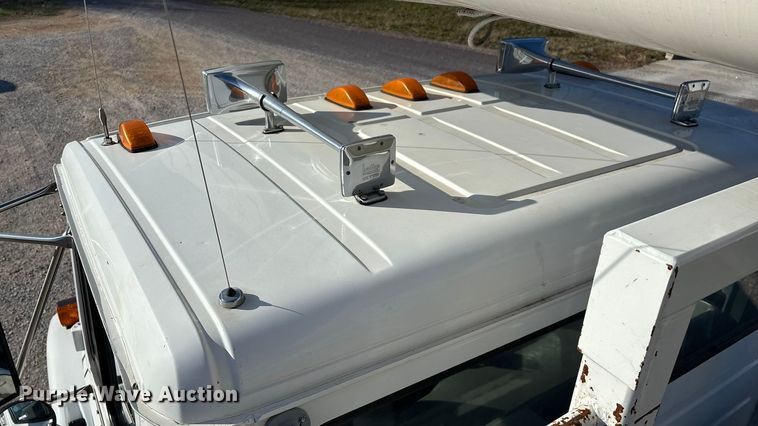 image for item EN5889 1999 Freightliner FL70 bucket truck