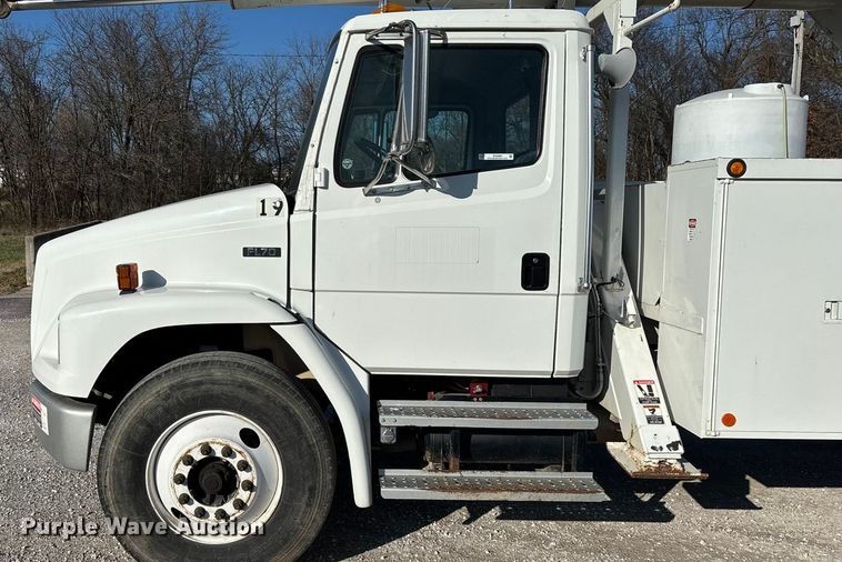 image for item EN5889 1999 Freightliner FL70 bucket truck